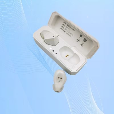 Ayuda auditiva recargable con supresión del eco y mejora del habla